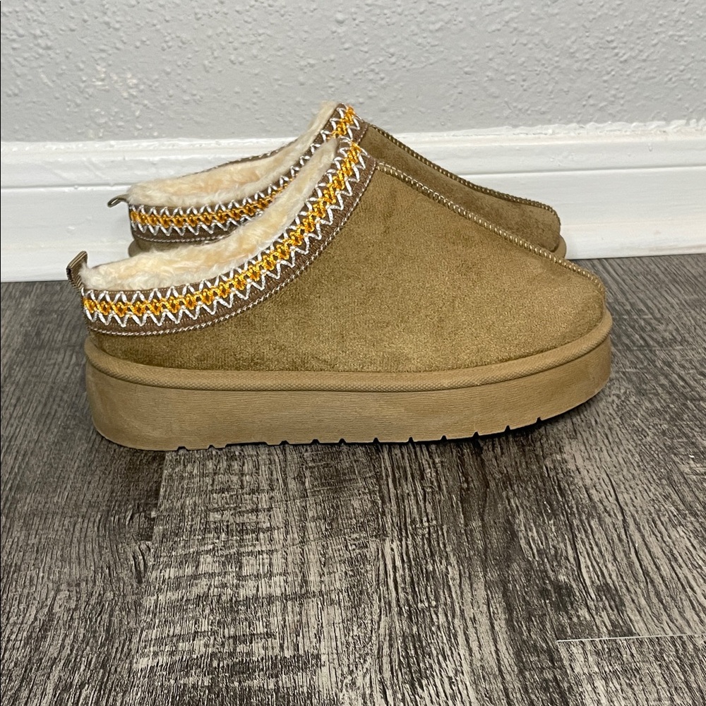 Cozy Tan Slip-On Women's Shoes-NWOT - Picture 10 of 12